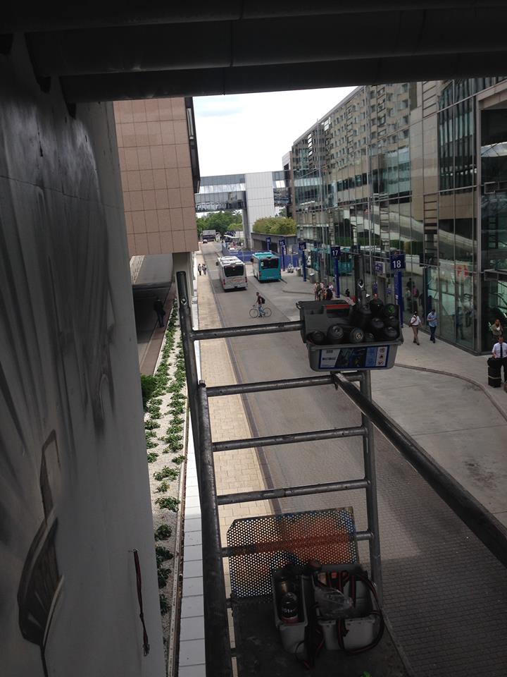 Frankfurt Skyline auf Pfeiler Frankfurt und Rhein Main Themen am Terminal 1 Internationaler Flughafen Frankfurt Busbahnhof für Fraport