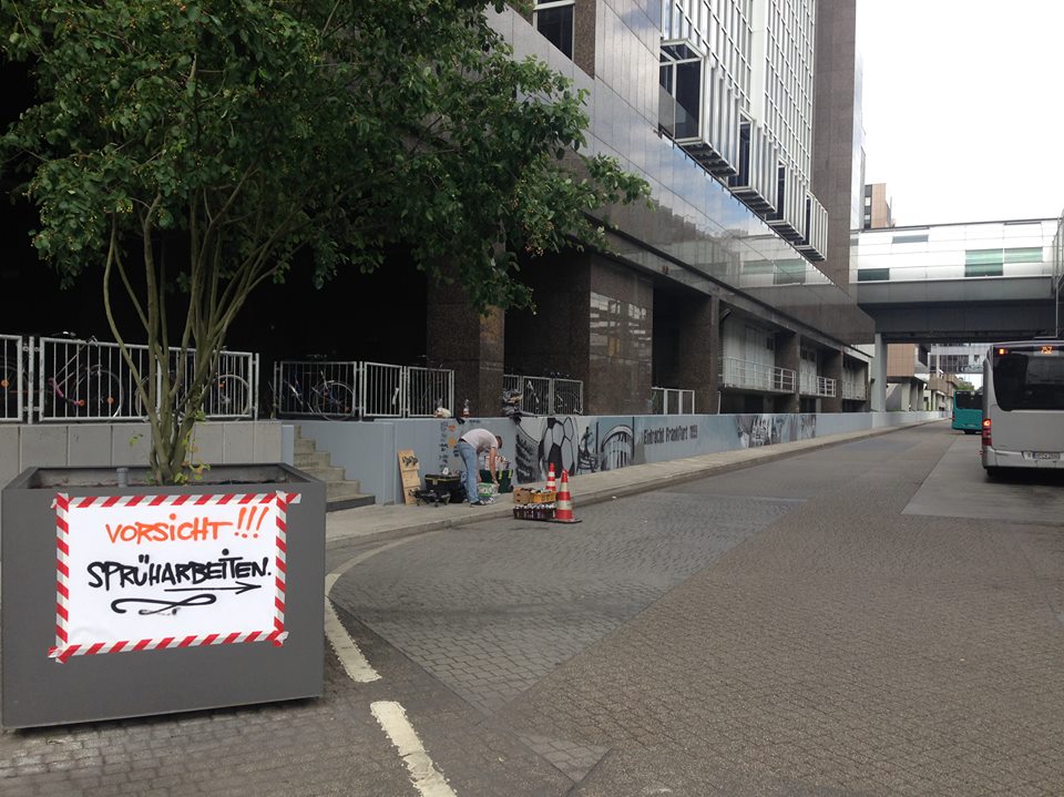 Vorsicht Sprüharbeiten Rhein Main Themen am Terminal 1 Internationaler Flughafen Frankfurt Busbahnhof für Fraport