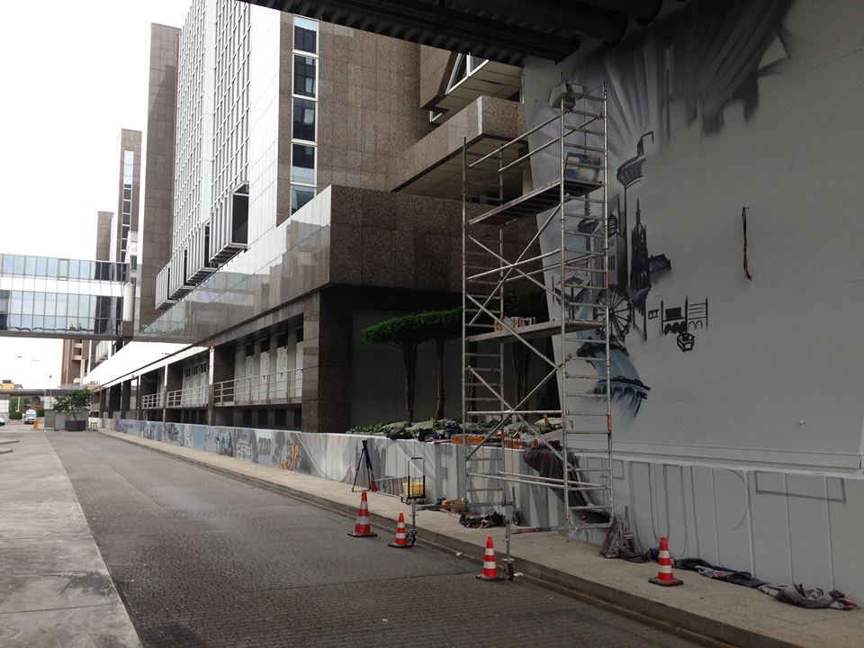 Frankfurt Skyline auf Pfeiler Frankfurt und Rhein Main Themen am Terminal 1 Internationaler Flughafen Frankfurt Busbahnhof für Fraport