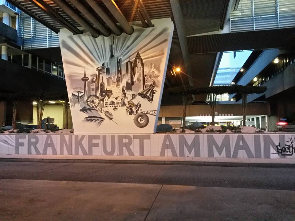 Pfeiler mit Skyline Frankfurt Fraport Terminal 1 Frankfurt International FRA 2015