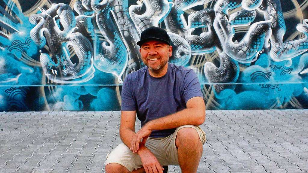 Portrait Bomber vor Stylewriting auf Bunker Sockel  