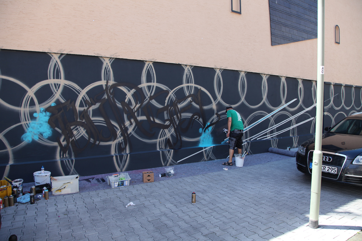 Bunker Sockel Offenbach-Bürgel 2016 Fassadengestaltung Stylewriting mit Farbsprühdose und Wappen: BÜRGEL