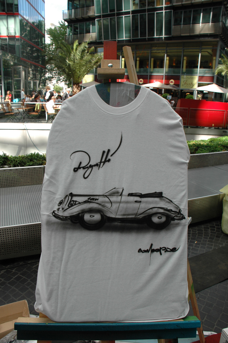 Bugatti. Live Street Art Airbrushing für SEAT © SONY Center Potsdamer Platz, 2012