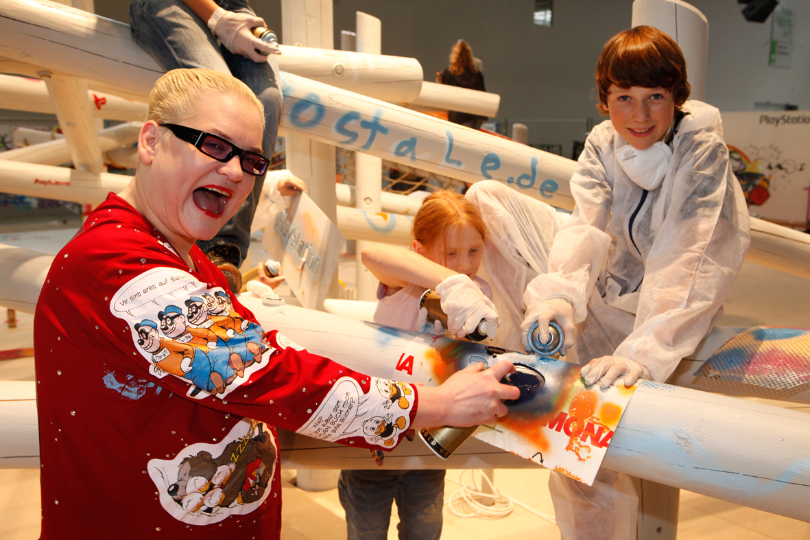 Hella von Sinnen Graffiti Workshop GamesCom Köln 2009