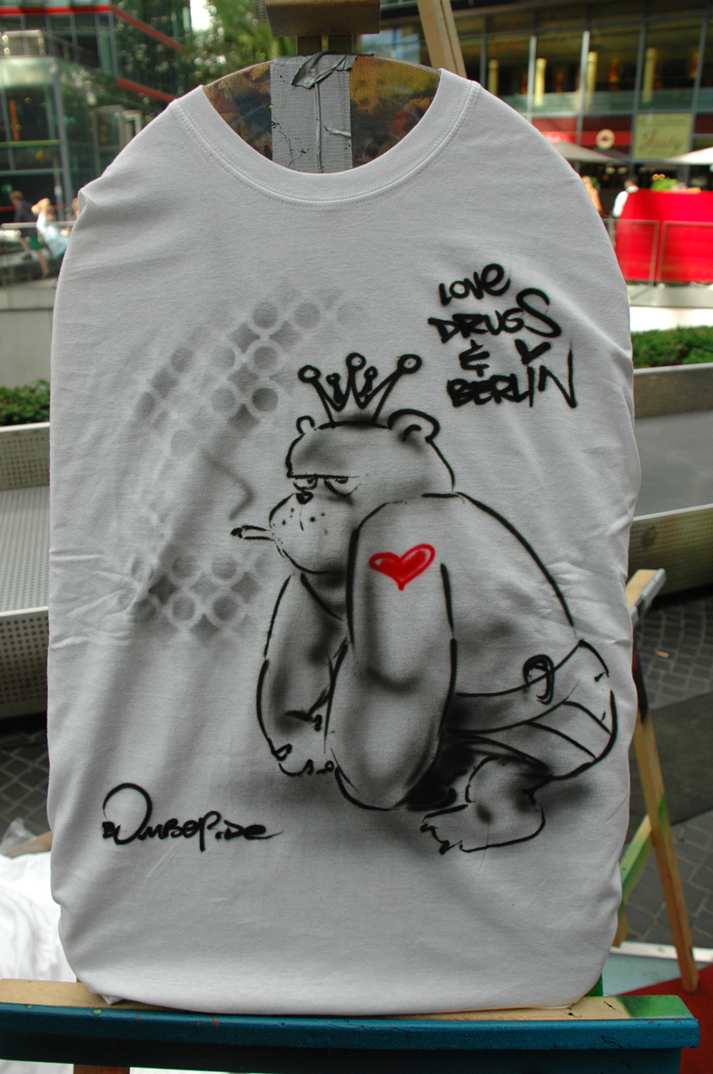 Love drugs and berlin. Live Street Art Airbrushing für SEAT © SONY Center Potsdamer Platz, 2012