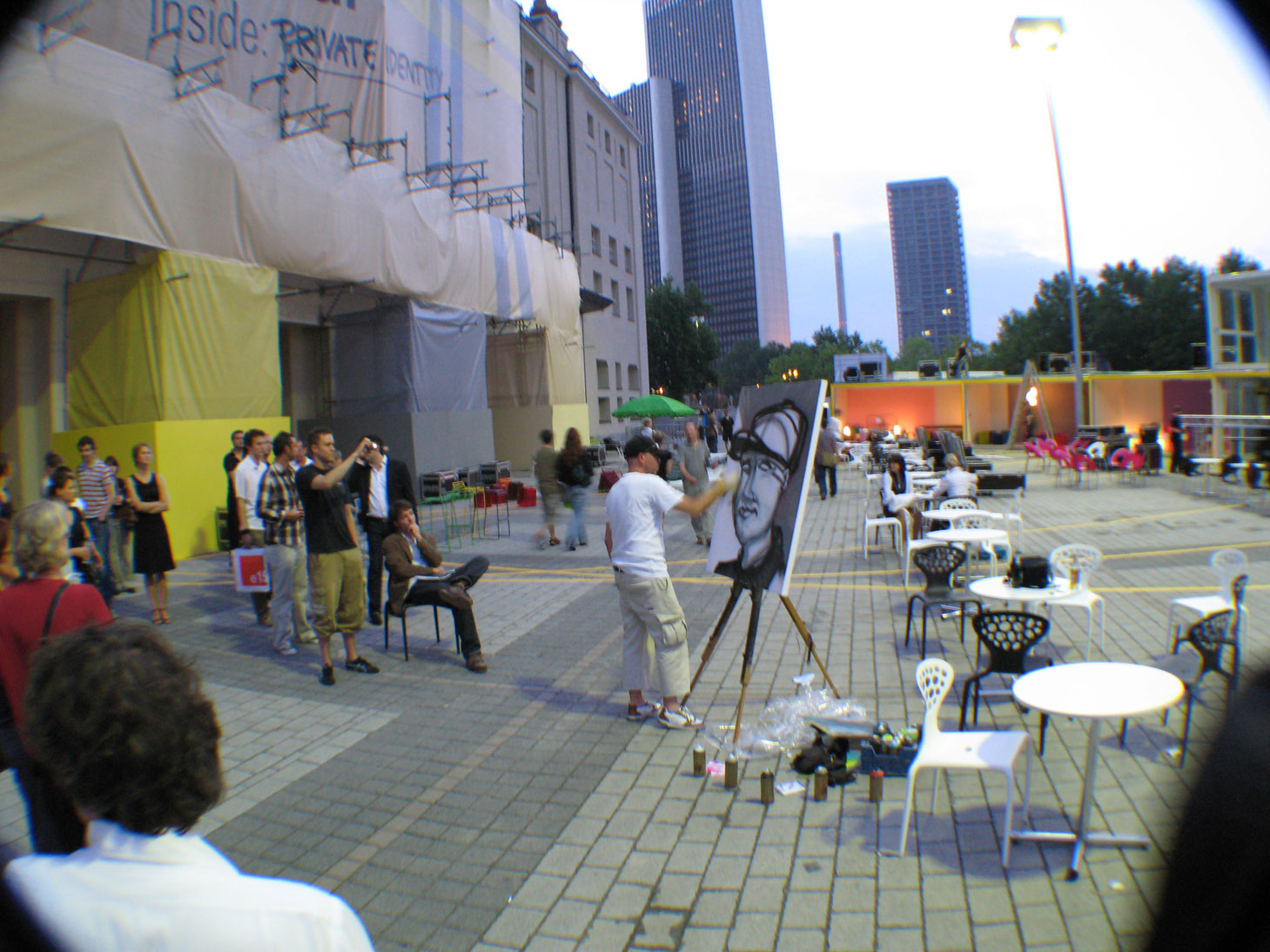 Live Urban Art painting with lectures  at pecha kucha night for the DAM Deutsche Architekturmuseum at the fair design annual Frankfurt in order of Jazzunique, 14.06.2007.