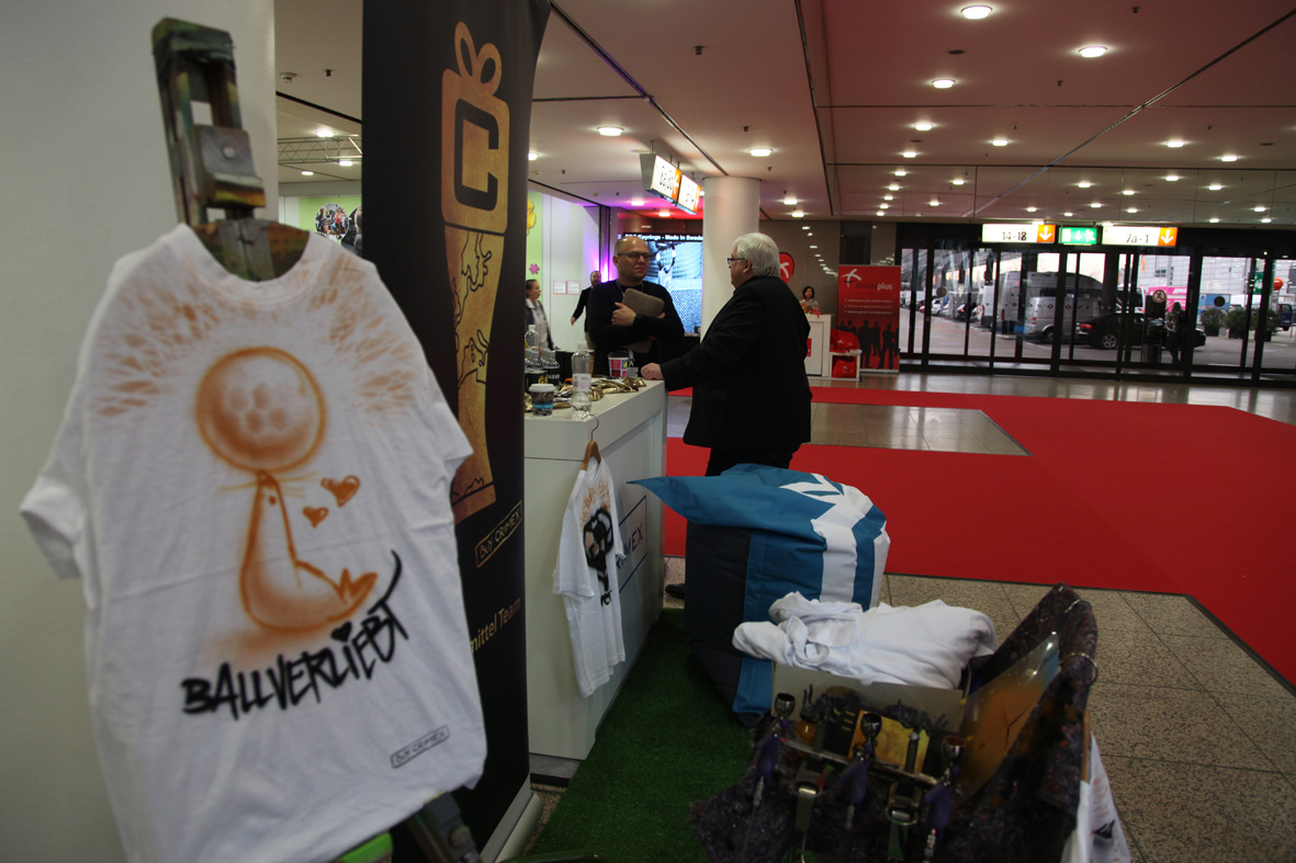 Crimex Bomber Airbrush 2016 Newsweek