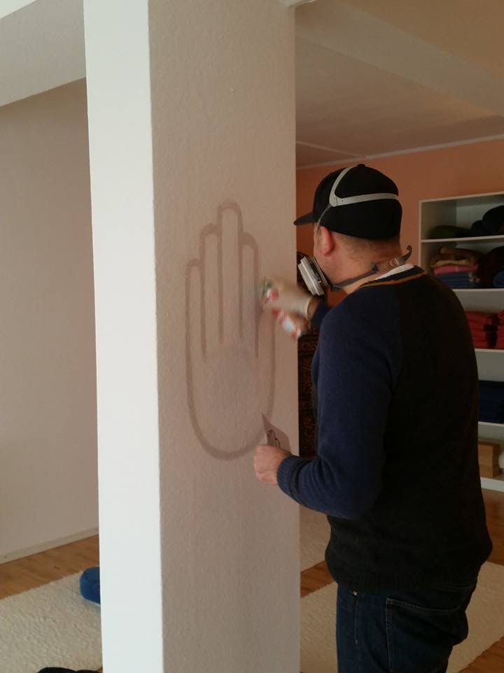 spraying ahimsa hand, Yoga Zentrum Hofheim, 2016