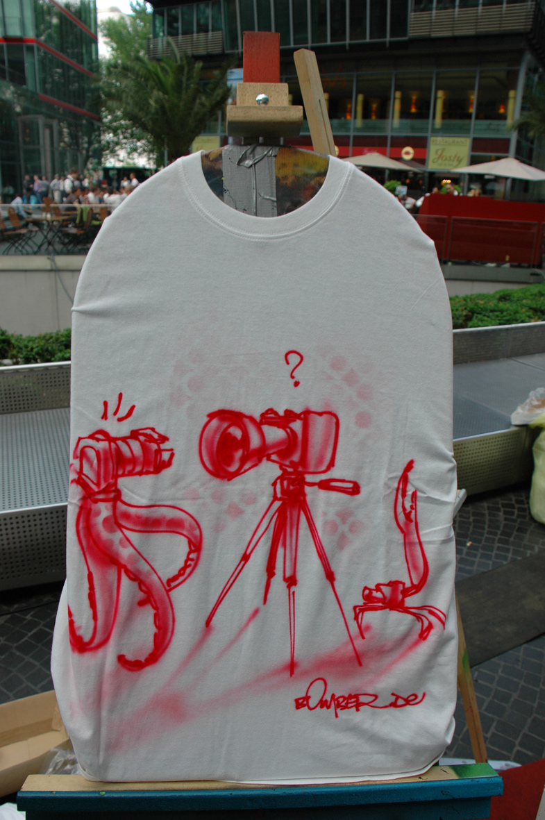 camera. Live Street Art Airbrushing für SEAT © SONY Center Potsdamer Platz, 2012
