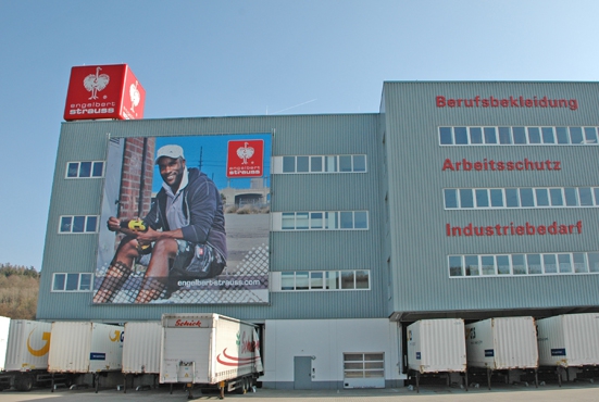 fassade-banner-bomber-short