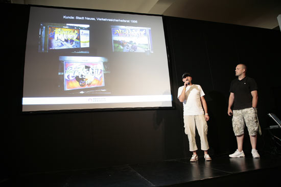 Live Urban Art painting with lectures  at pecha kucha night for the DAM Deutsche Architekturmuseum at the fair design annual Frankfurt in order of Jazzunique, 14.06.2007.