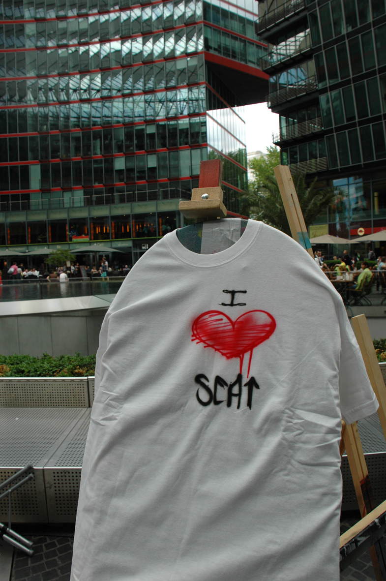 I love SEAT. Live Street Art Airbrushing für SEAT © SONY Center Potsdamer Platz, 2012