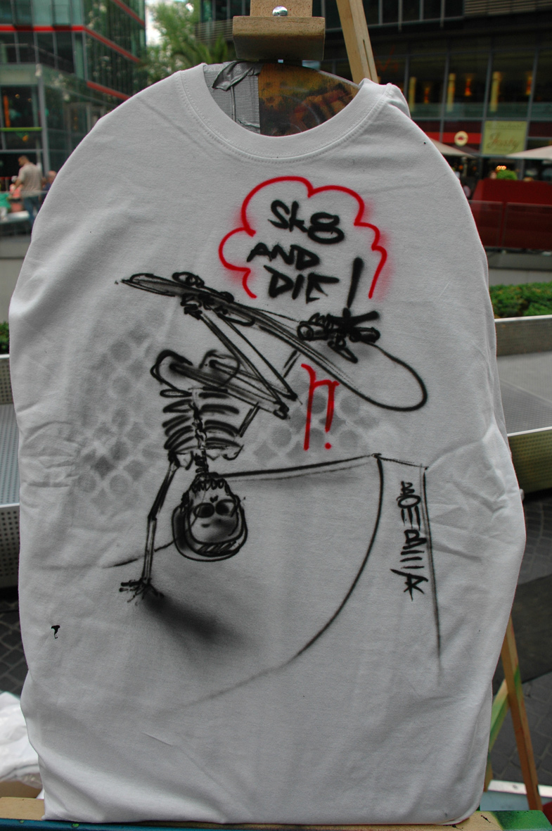 sk8 and die. Live Street Art Airbrushing für SEAT © SONY Center Potsdamer Platz, 2012