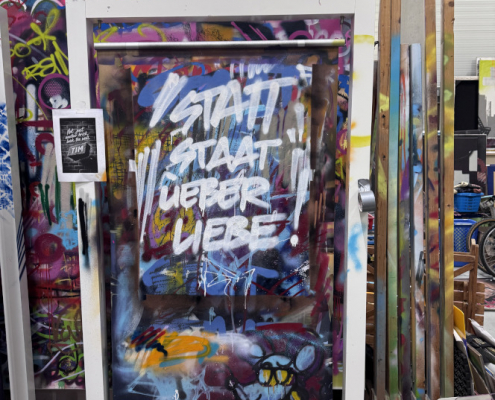 STATT STAAT LIEBER LIEBE 2026 @VG Bild-Kunst Helge W. Steinmann www.bomber.de